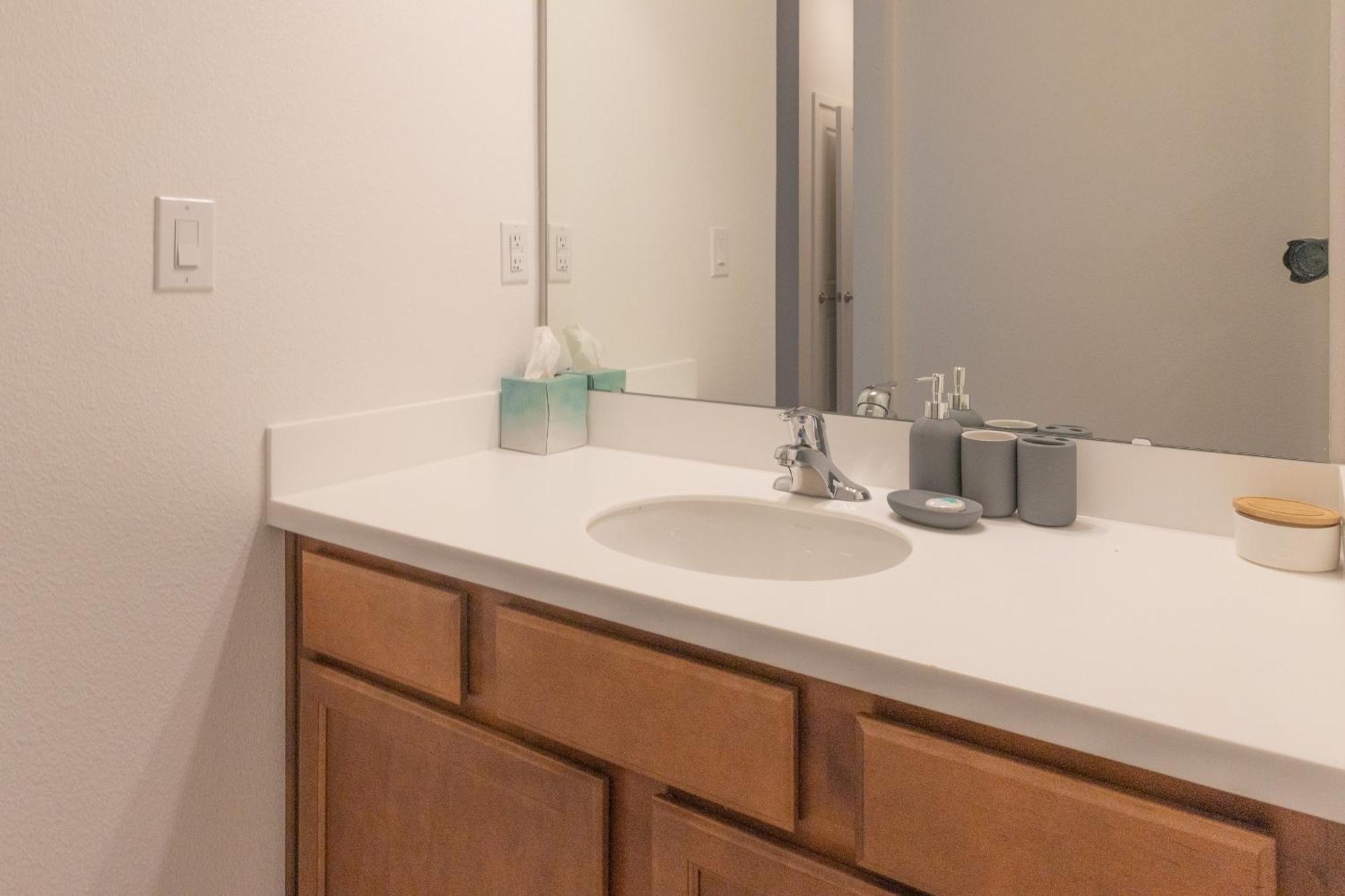 Waterfront Brand New Modern Luxury 8 Bedroom Pool House! Sleeps 16 キシミー エクステリア 写真