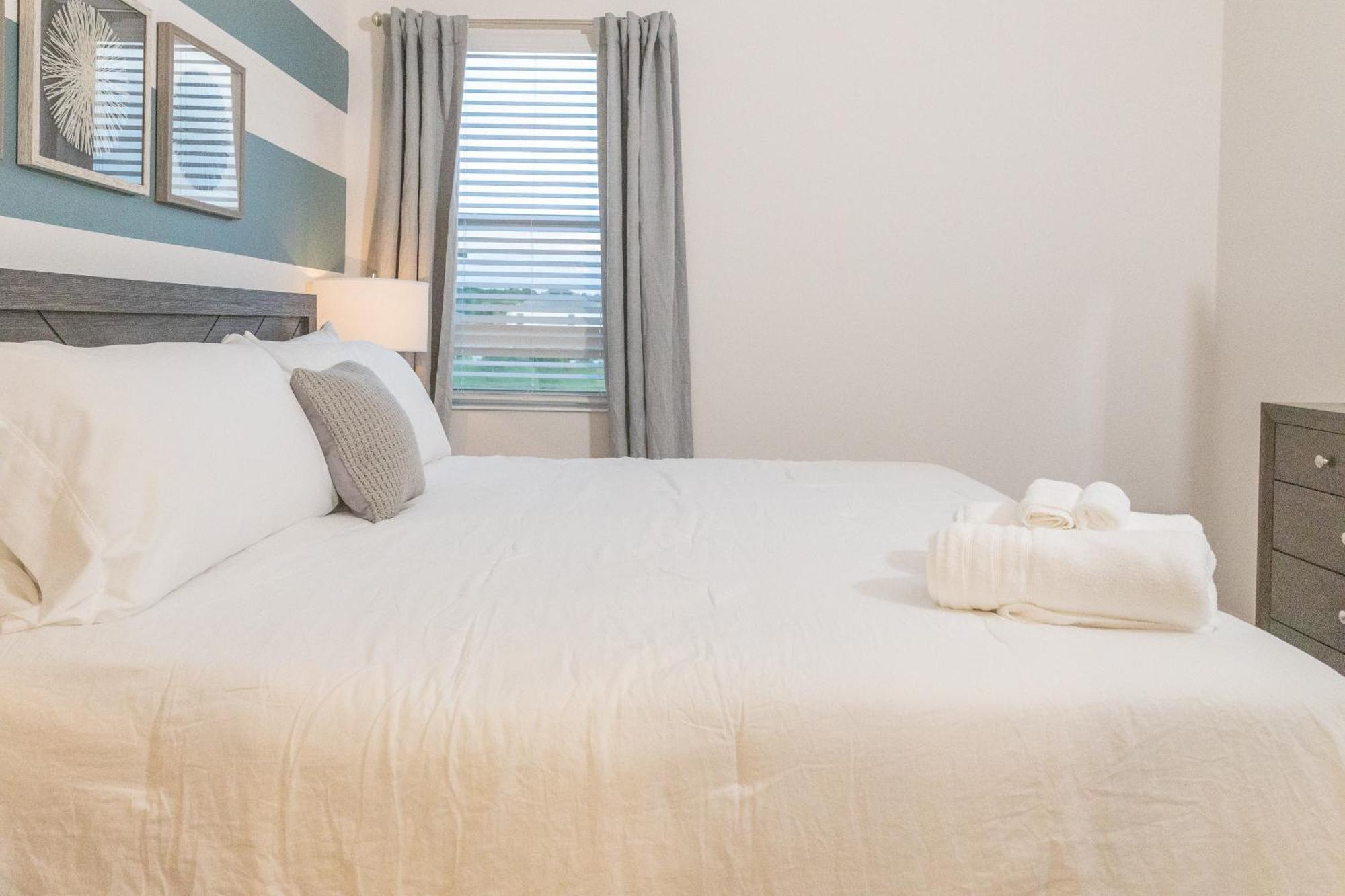 Waterfront Brand New Modern Luxury 8 Bedroom Pool House! Sleeps 16 キシミー エクステリア 写真