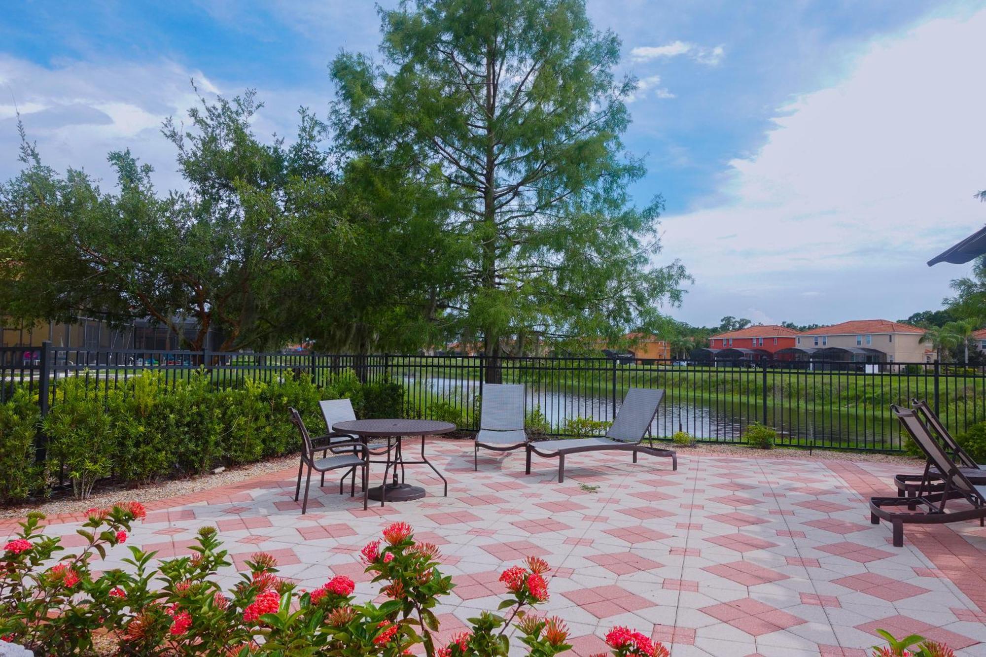 Waterfront Brand New Modern Luxury 8 Bedroom Pool House! Sleeps 16 キシミー エクステリア 写真